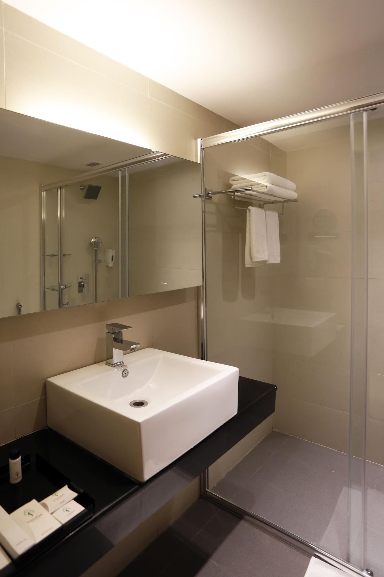 Greenpark Csennai Kültér fotó A bathroom in a hotel