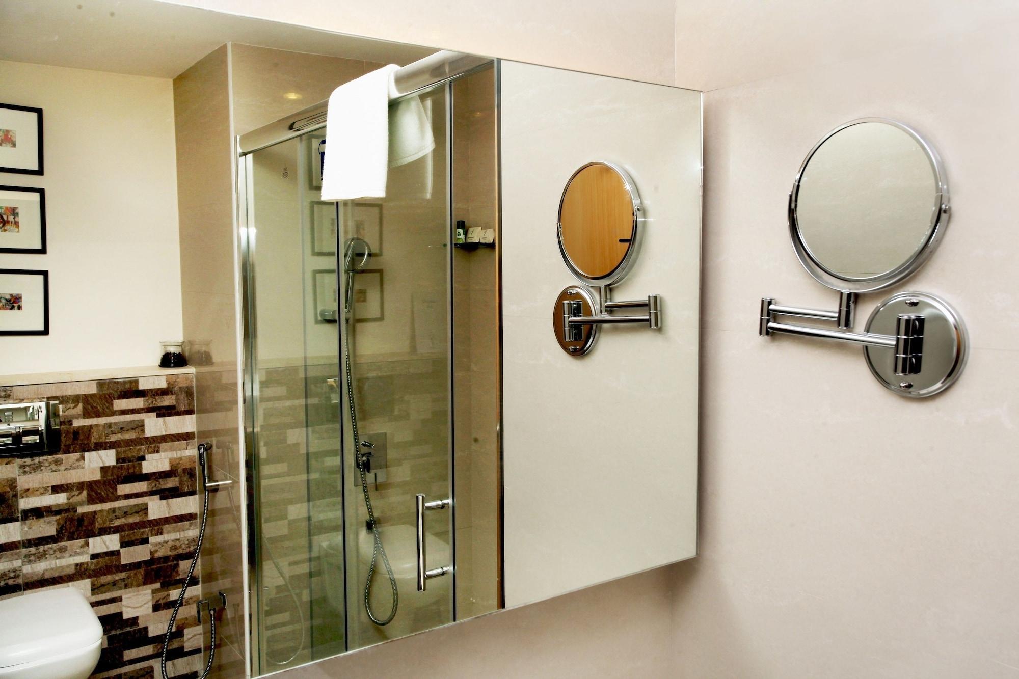 Greenpark Csennai Kültér fotó A shower enclosure