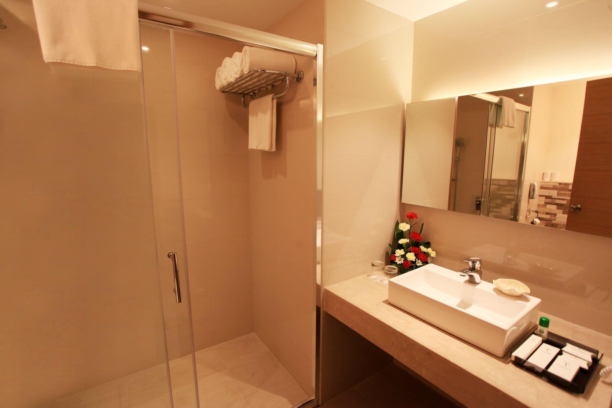 Greenpark Csennai Kültér fotó A shower cubicle