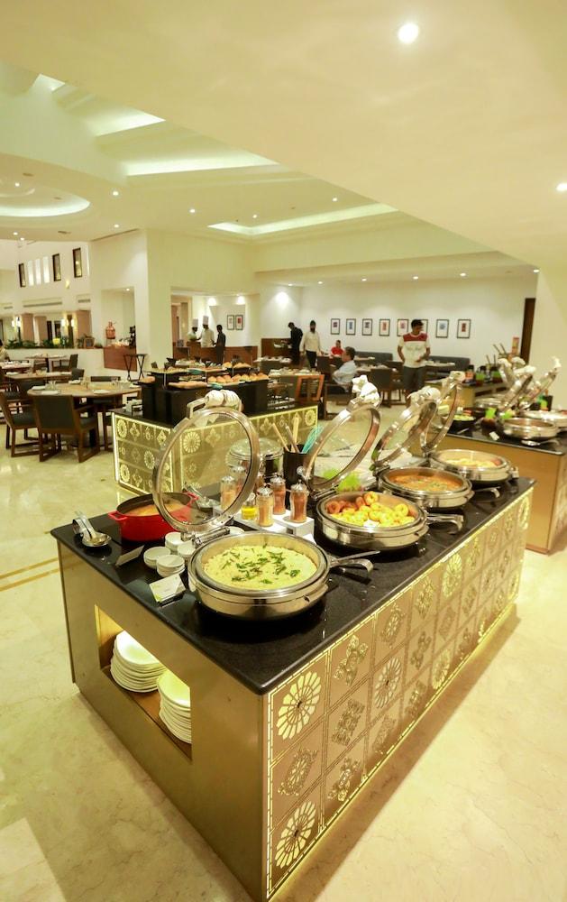 Greenpark Csennai Kültér fotó A buffet at a hotel