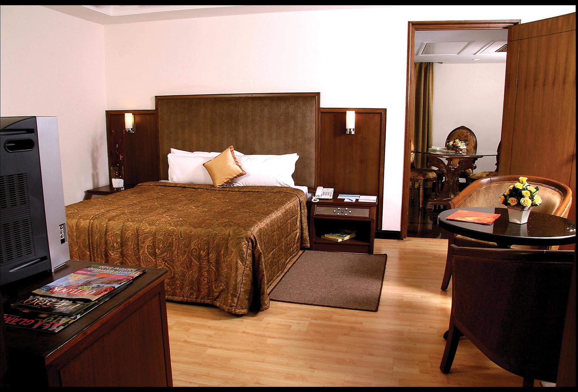 Greenpark Csennai Kültér fotó A room at the Taj Bengal