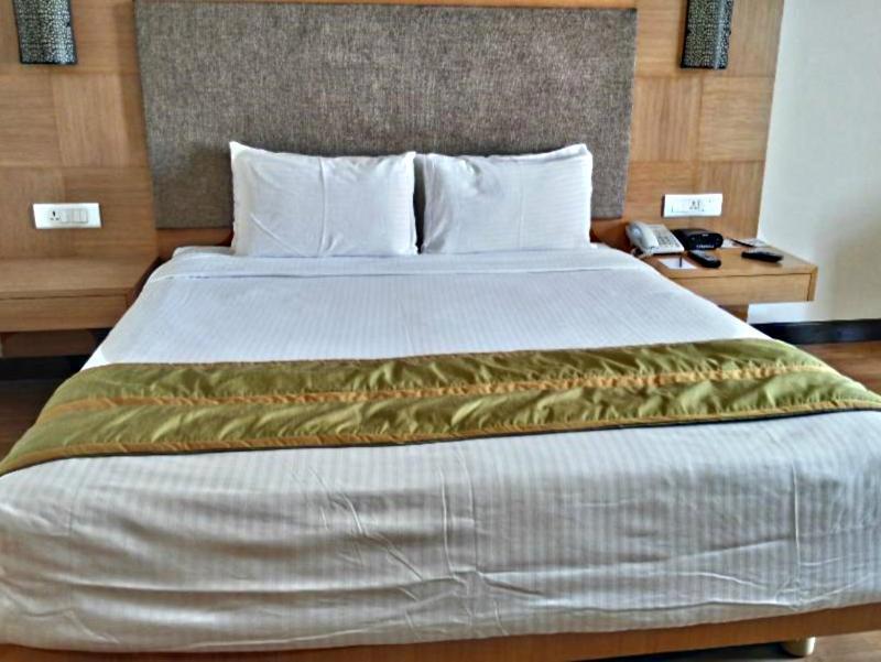 Greenpark Csennai Kültér fotó A bed with a bed runner