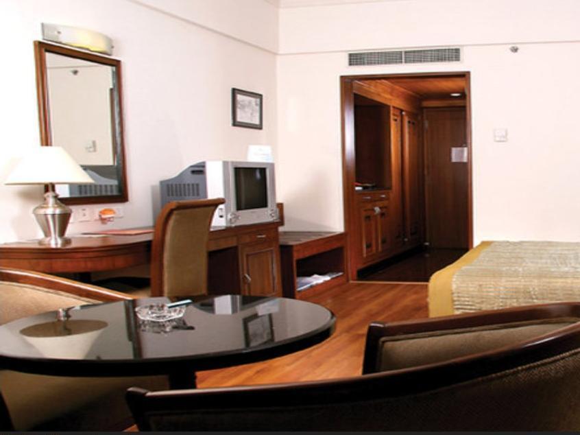 Greenpark Csennai Kültér fotó A room at the hotel