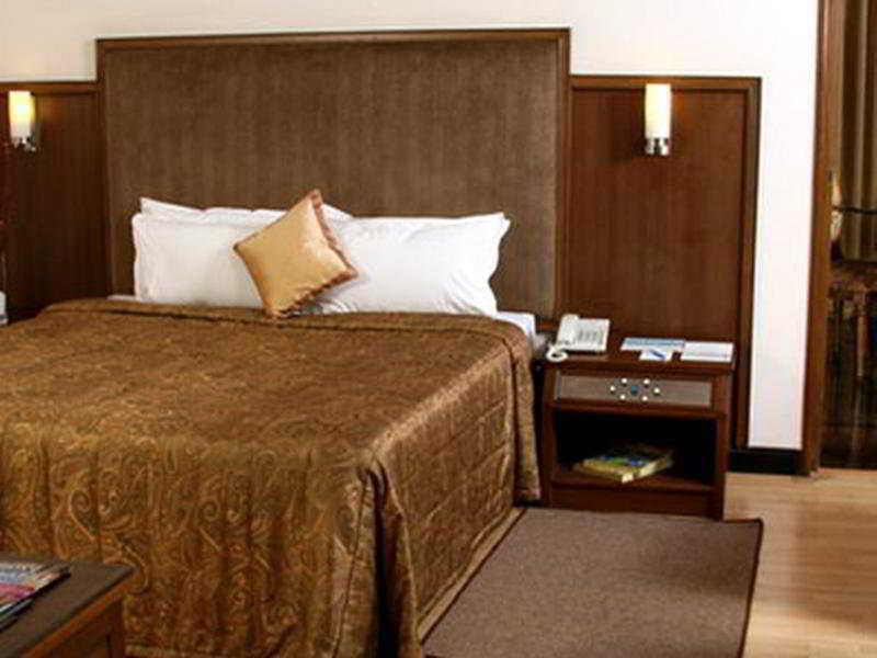 Greenpark Csennai Kültér fotó A room at the hotel