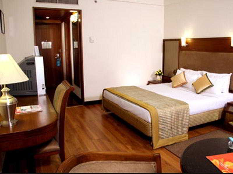 Greenpark Csennai Kültér fotó A room at the Imperial