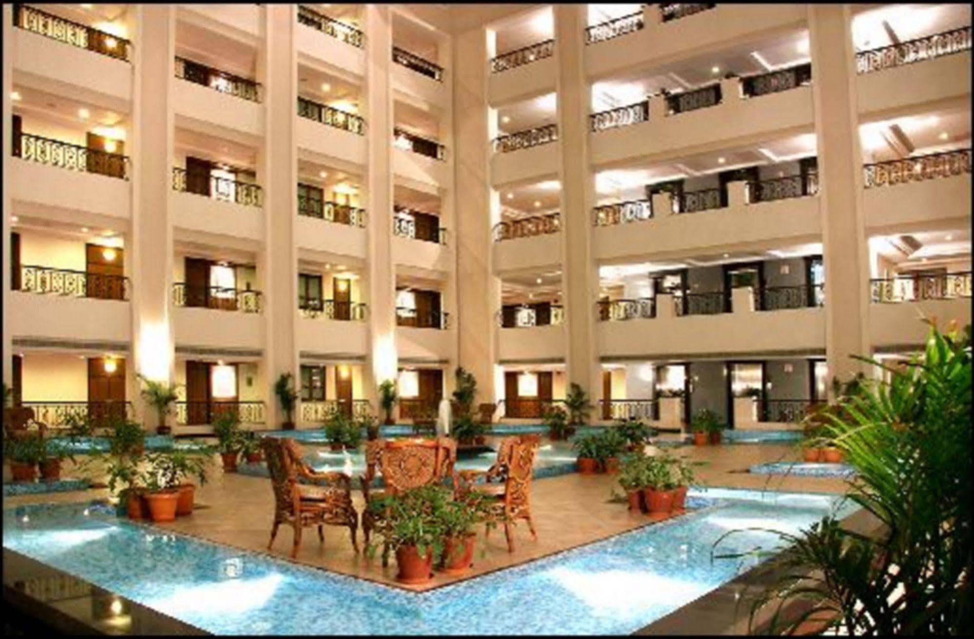 Greenpark Csennai Kültér fotó The interior of the hotel
