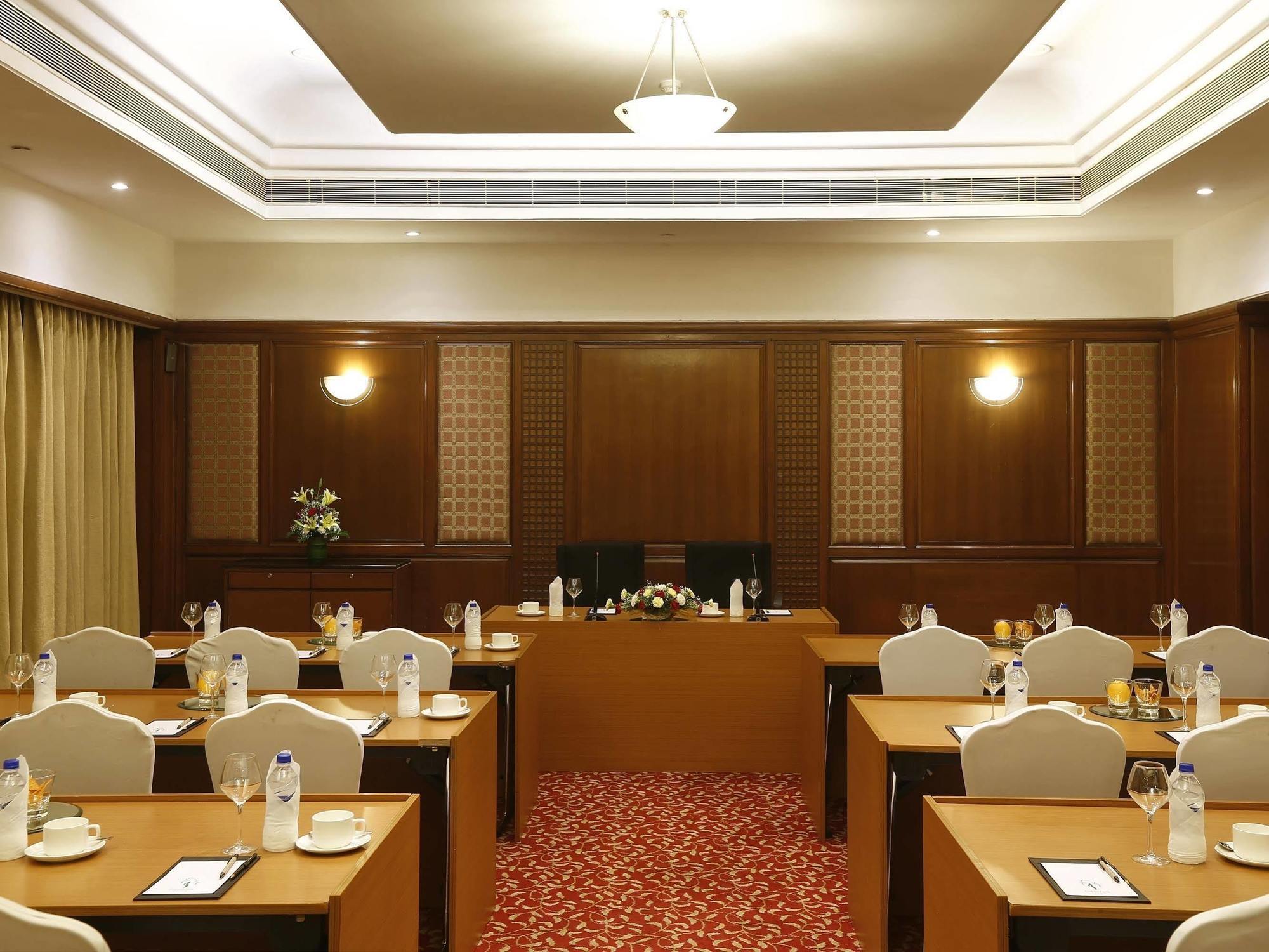 Greenpark Csennai Kültér fotó A meeting room at a hotel