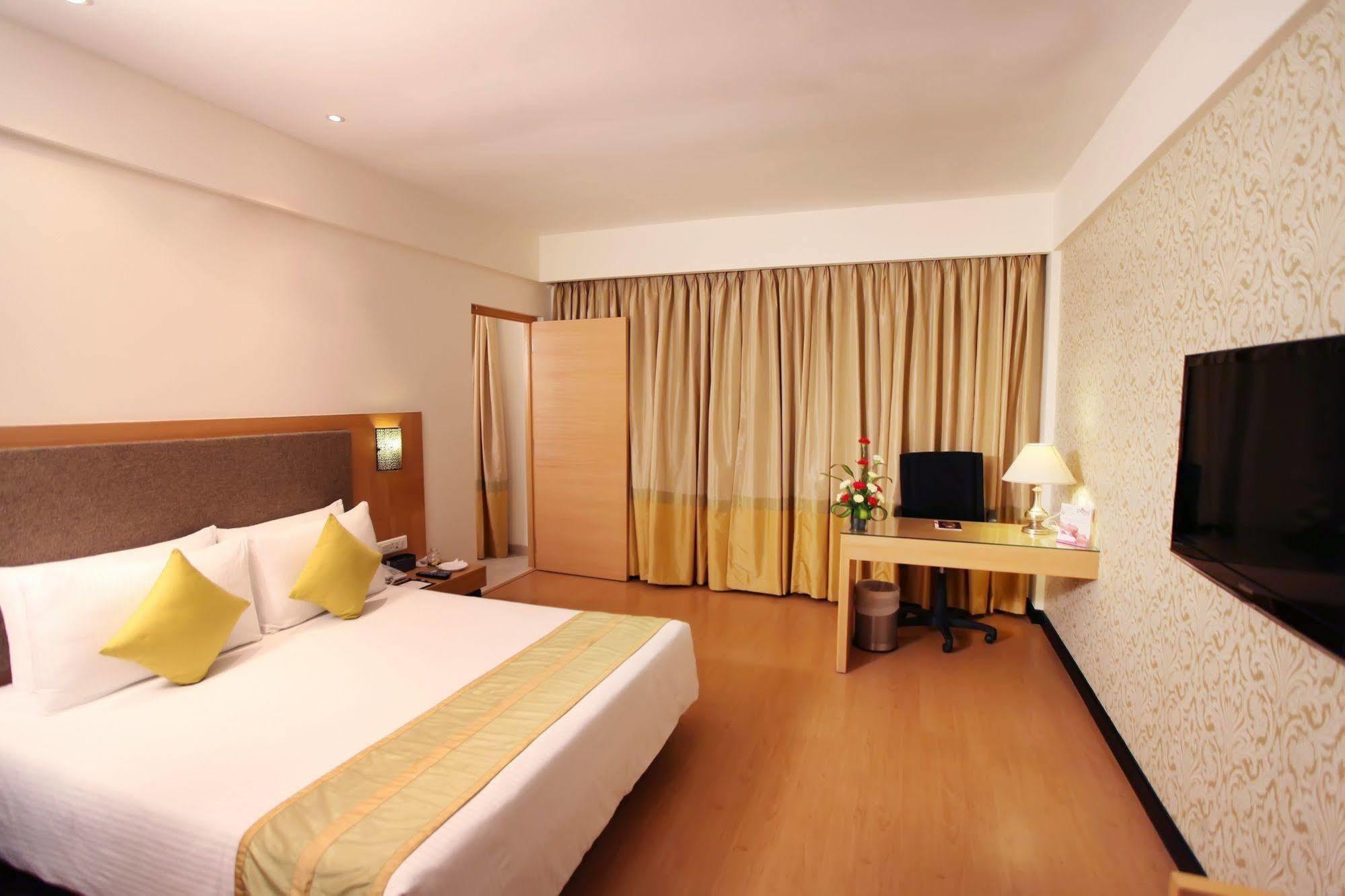 Greenpark Csennai Kültér fotó A room at the hotel
