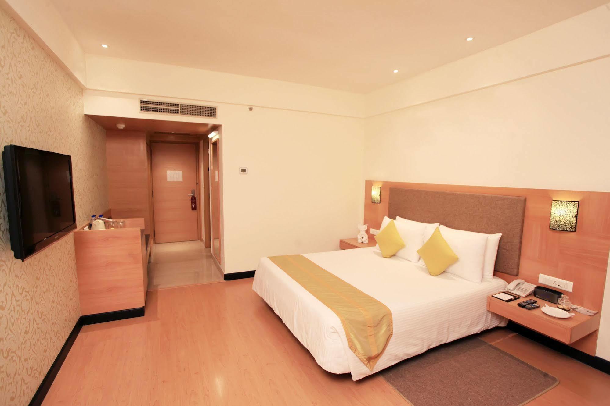 Greenpark Csennai Kültér fotó A room at the hotel