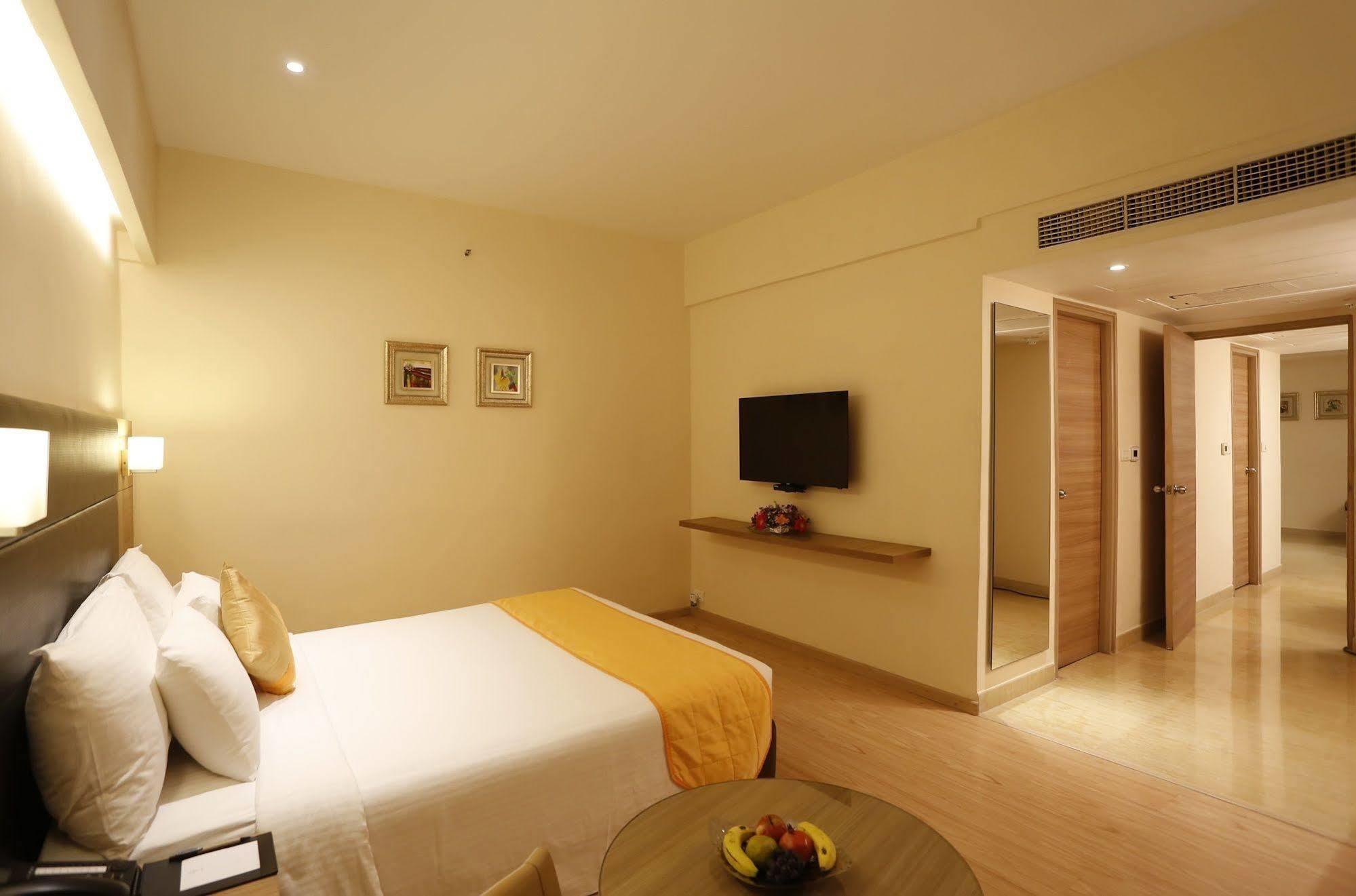 Greenpark Csennai Kültér fotó A room at the hotel