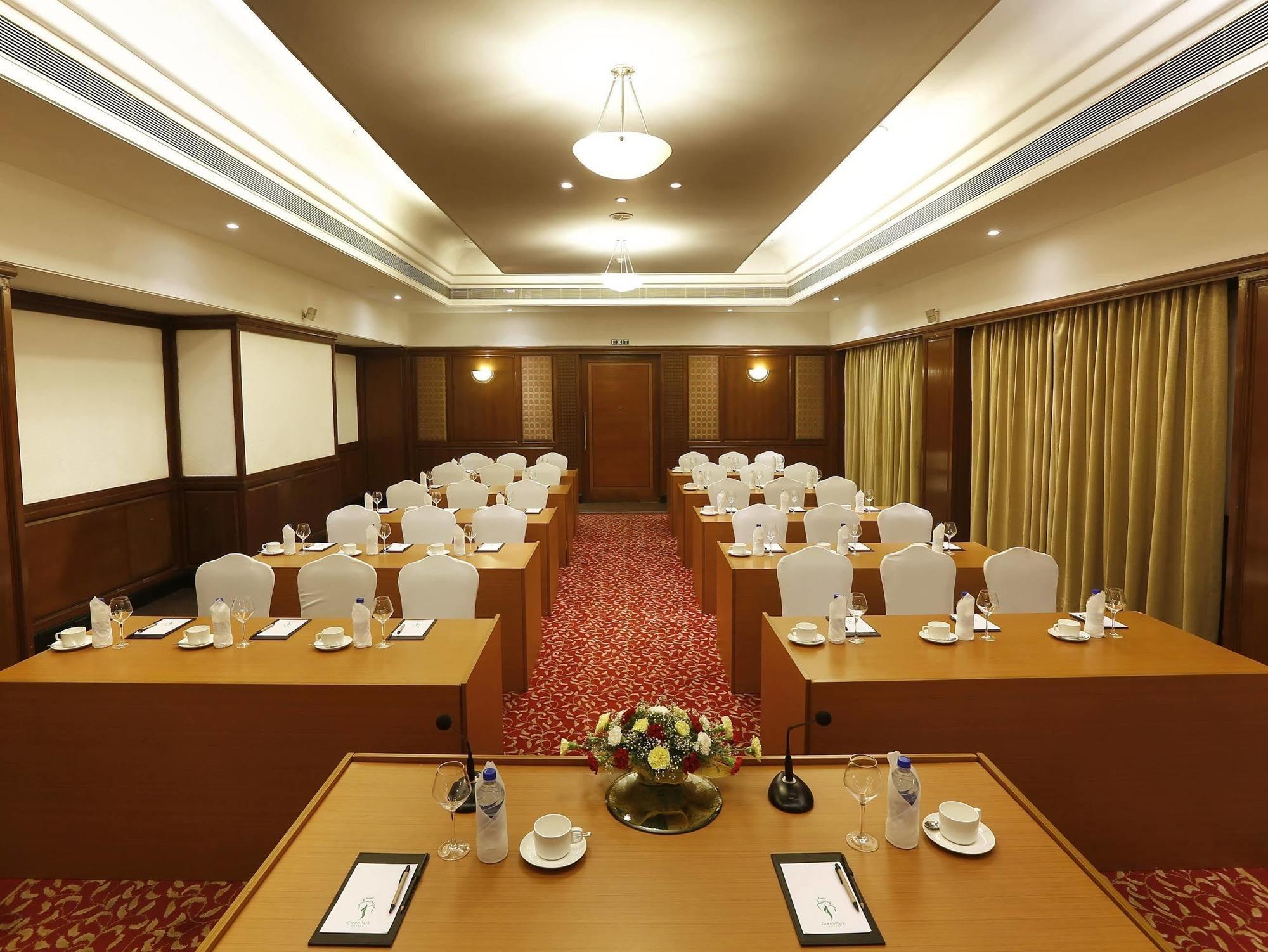 Greenpark Csennai Kültér fotó Meeting room at the Taj Bengal