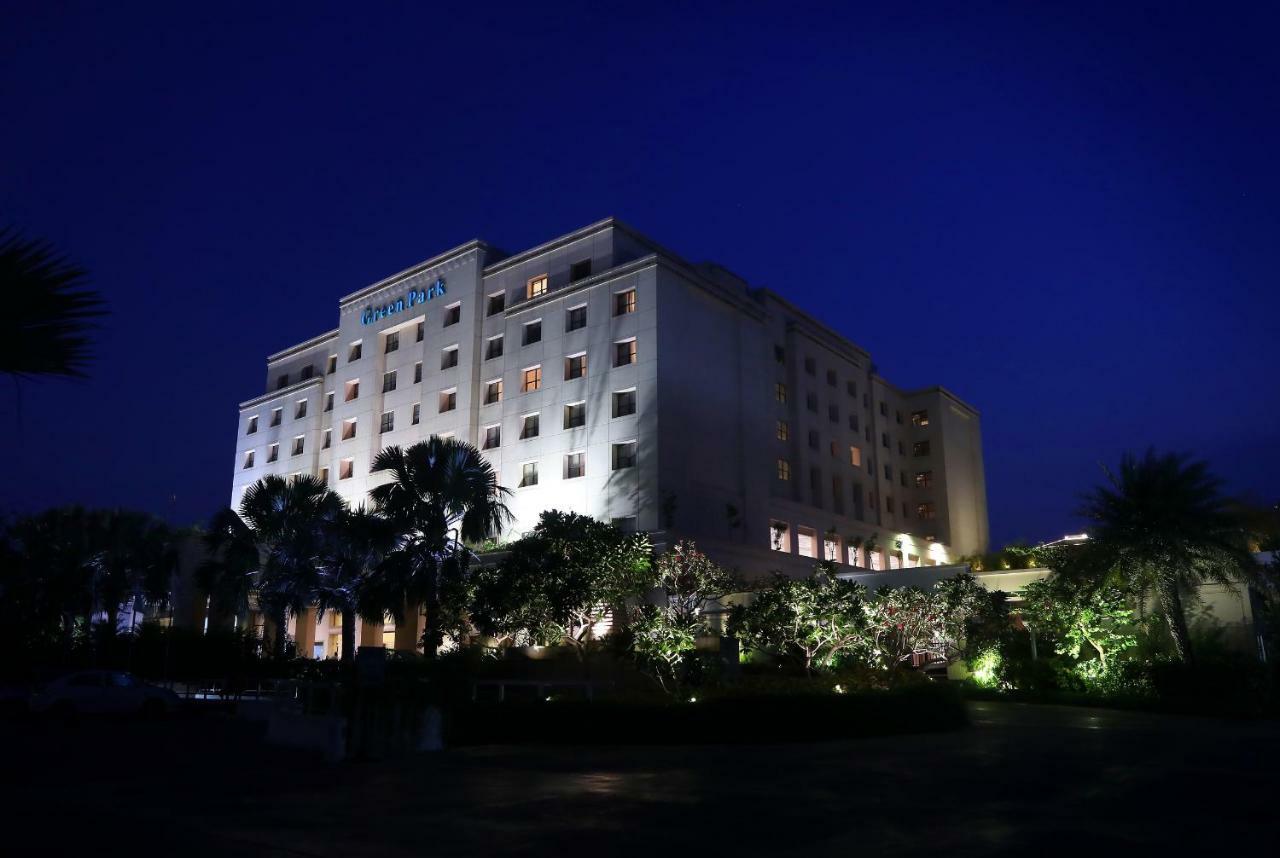 Greenpark Csennai Kültér fotó The hotel at night