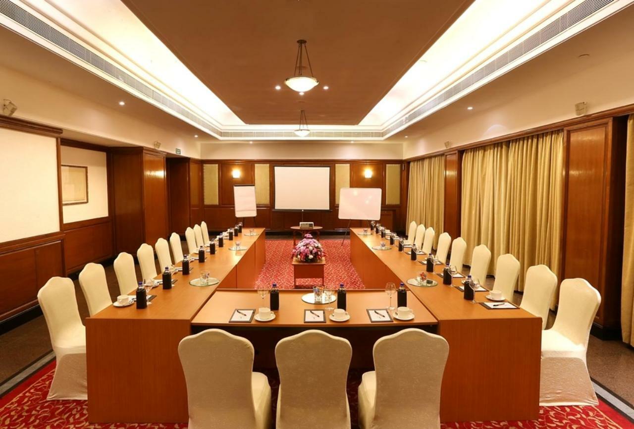 Greenpark Csennai Kültér fotó A meeting room at a hotel