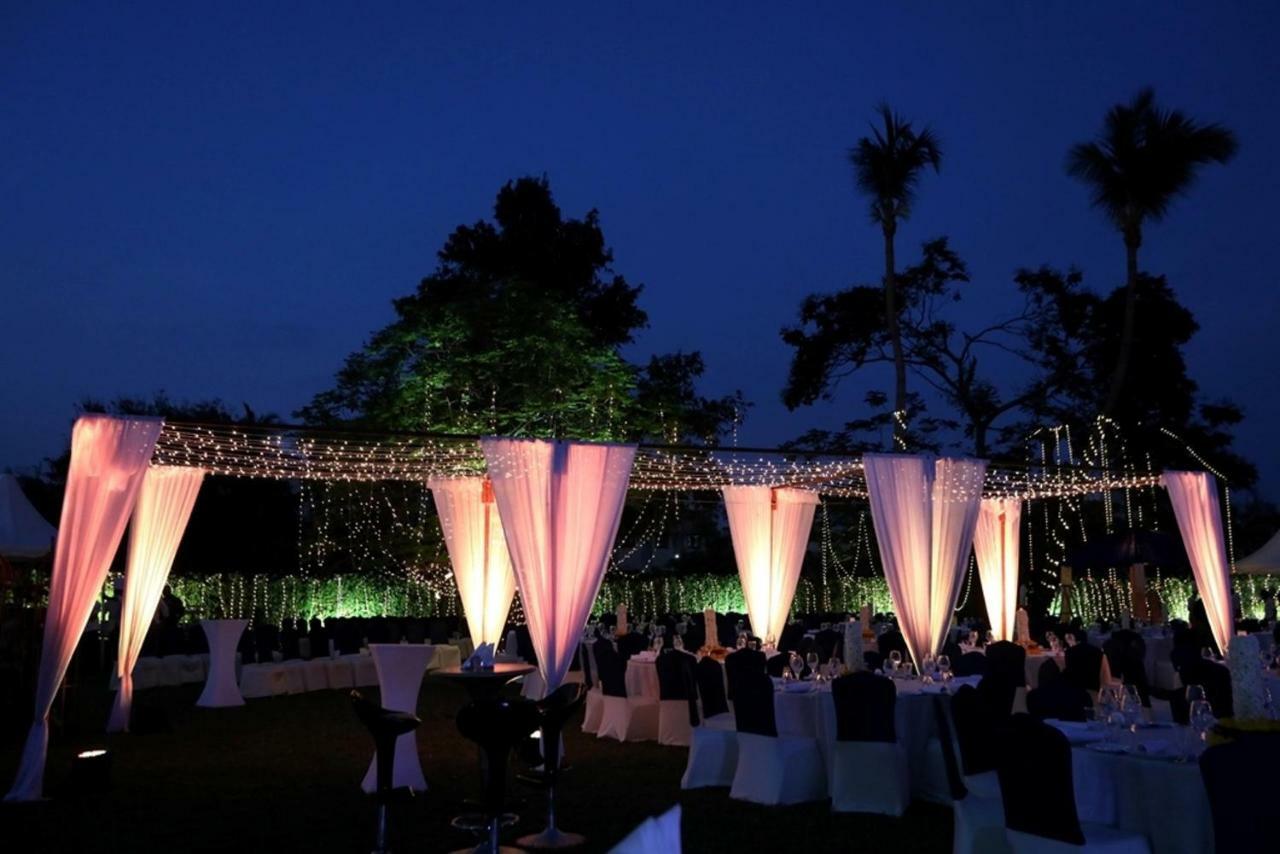 Greenpark Csennai Kültér fotó A wedding reception at the Taj Bengal