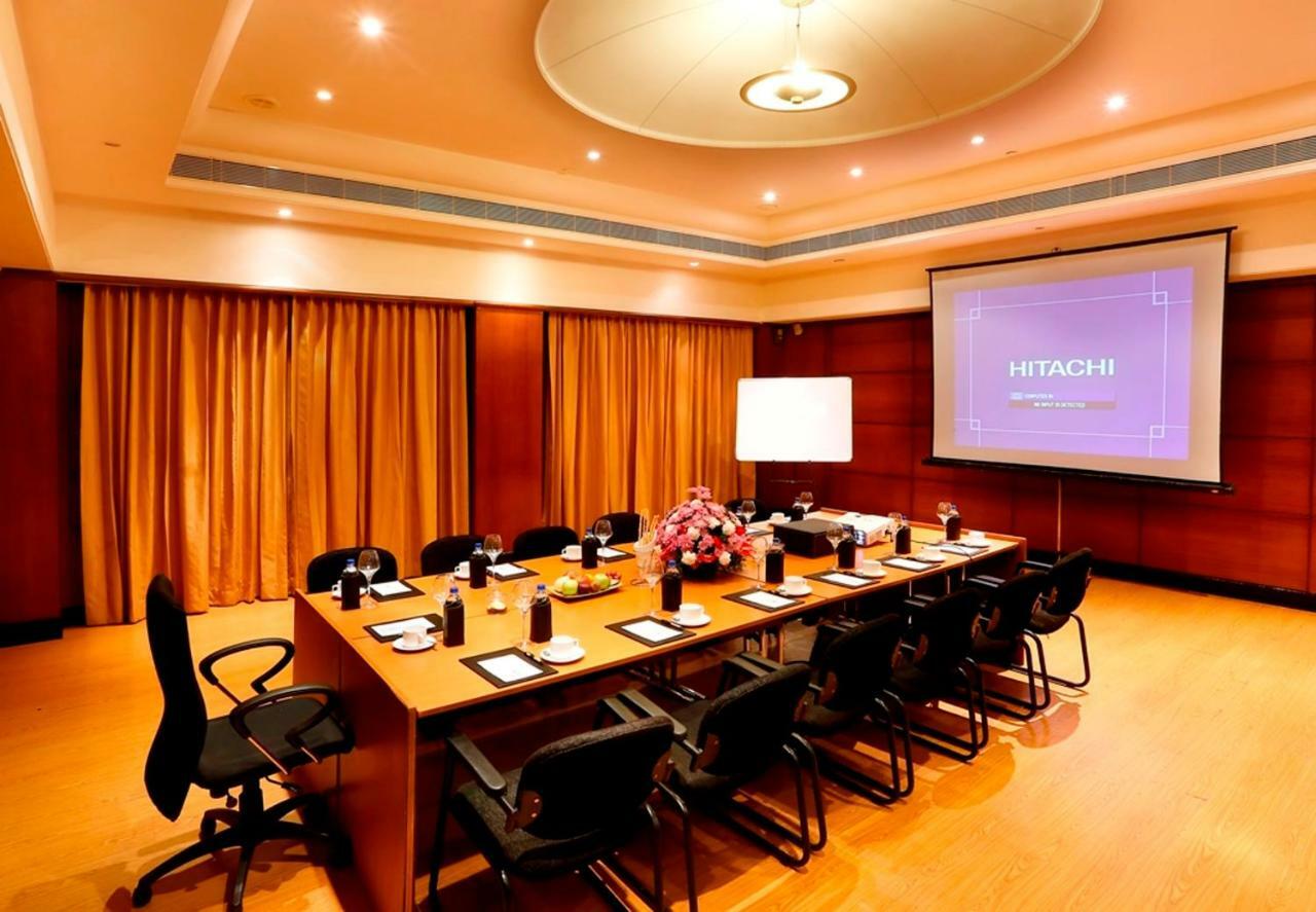 Greenpark Csennai Kültér fotó Boardroom at the Taj Bengal
