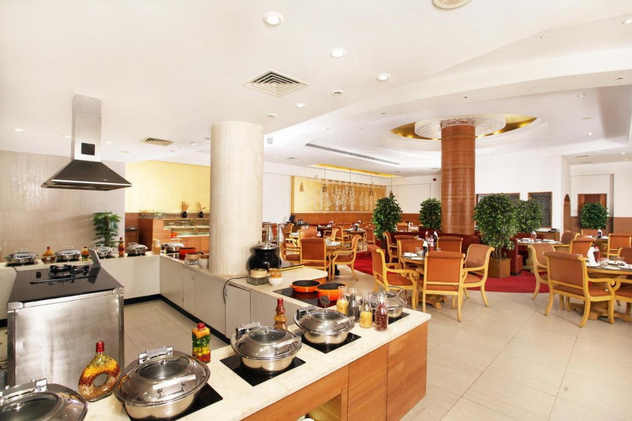 Greenpark Csennai Kültér fotó The restaurant